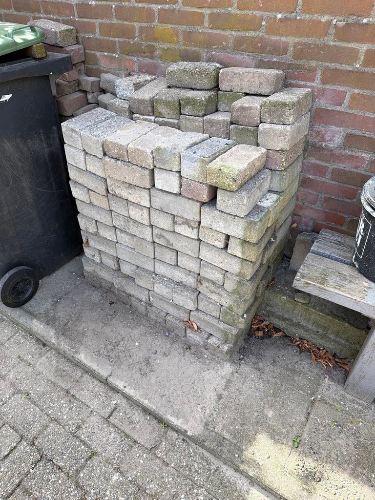 Grijze klinkers 8 cm dik - circa 50 stuks gratis af te halen, Tuin en Terras, Ophalen, Gebruikt, Klinkers, Minder dan 5 m²