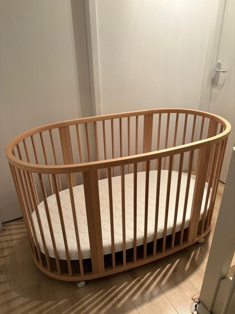GLOEDNIEUW Stokke Sleepi met uitbreidingsset en matrassen, Kinderen en Baby's, Babywiegjes en Ledikanten, Ophalen of Verzenden