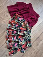 2 meisjes rokjes: rood (122/128) & groen met bladeren (128), Kleding | Dames, Rokken, Ophalen, Maat 34 (XS) of kleiner, Gedragen