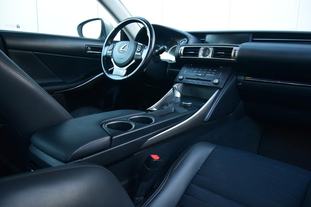 Lexus IS 300h Hybrid Sport Edition 25th (bj 2015, automaat), Auto's, Lexus, Automaat, Achterwielaandrijving, Gebruikt, 23 km/l