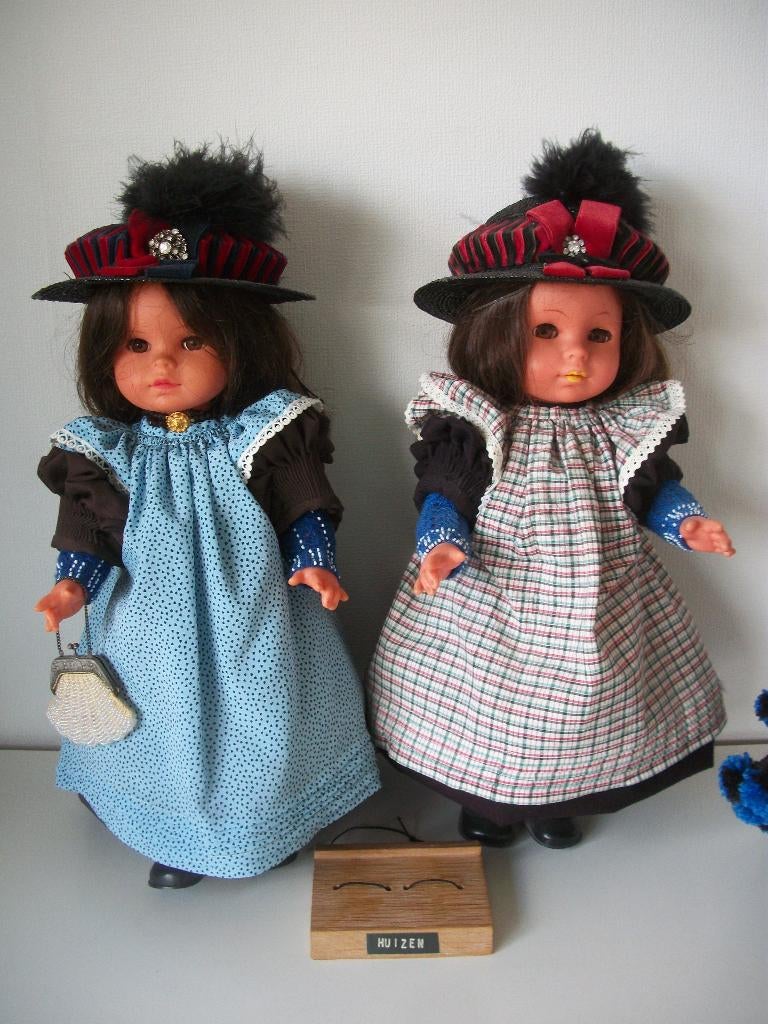 2x Klederdracht pop Meisje Huizen - 45 cm hoog - per stuk, Ophalen of Verzenden, Zo goed als nieuw, Pop