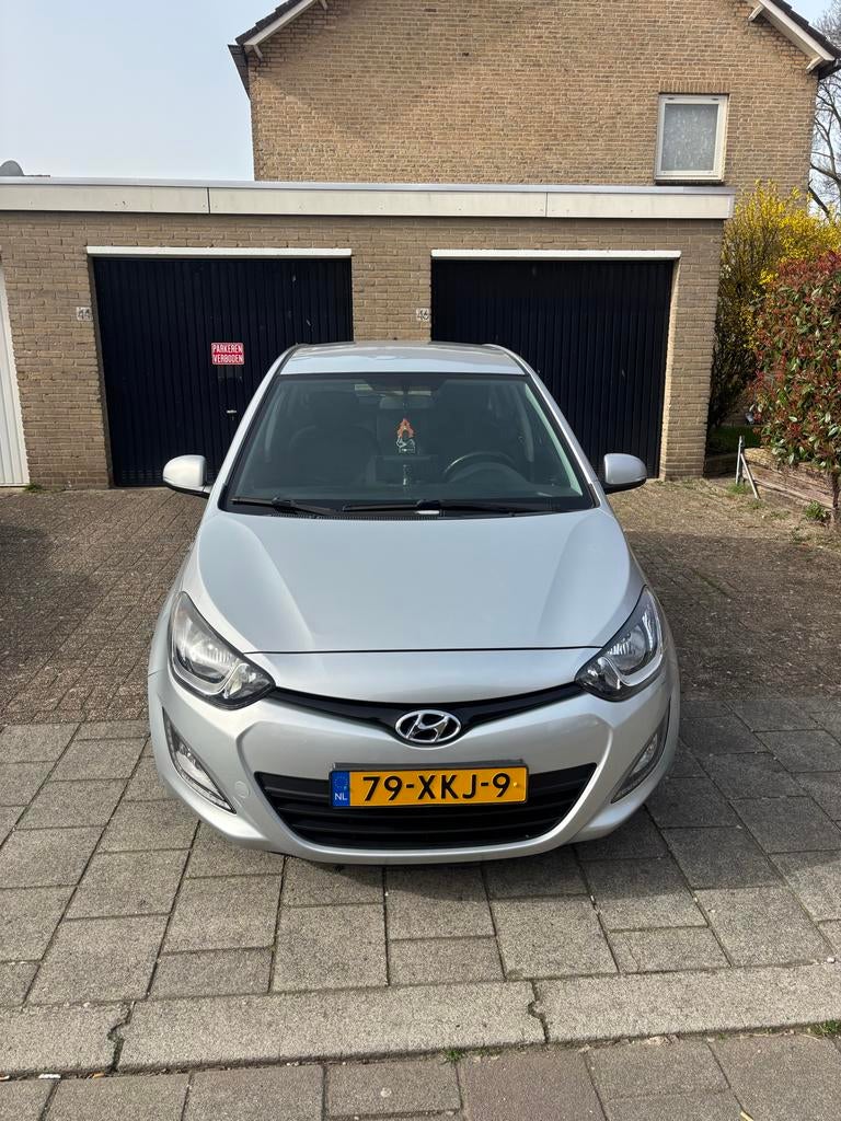 Hyundai i20 1.2I 5-DRS 2012 Grijs, Auto's, 450 kg, 31 €/maand, 4 cilinders, Origineel Nederlands