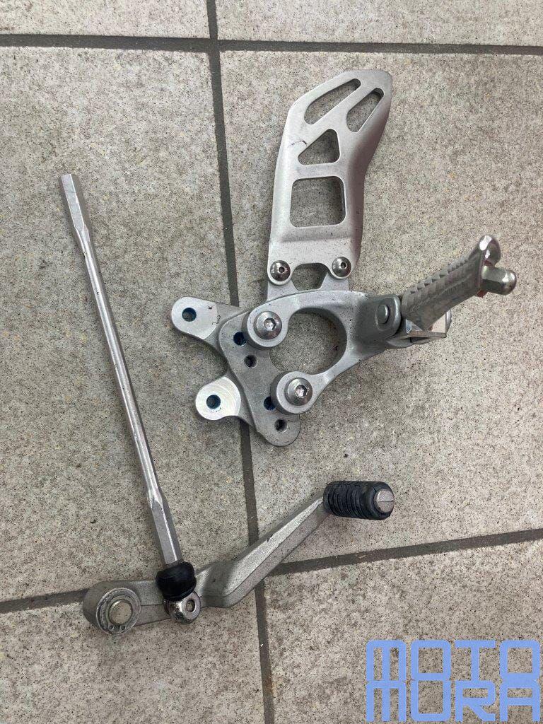 Voetsteun links Suzuki GSXR 600 750 L1 L5 2011 2015 GSX-R, Gebruikt, -, -, Ophalen of Verzenden