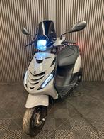 PIAGGIO ZIP 4T 3V BROM 2022 FULL OPTION NARDO GREY, Fietsen en Brommers, Scooters | Piaggio, Maximaal 45 km/u, Zip, Ophalen of Verzenden