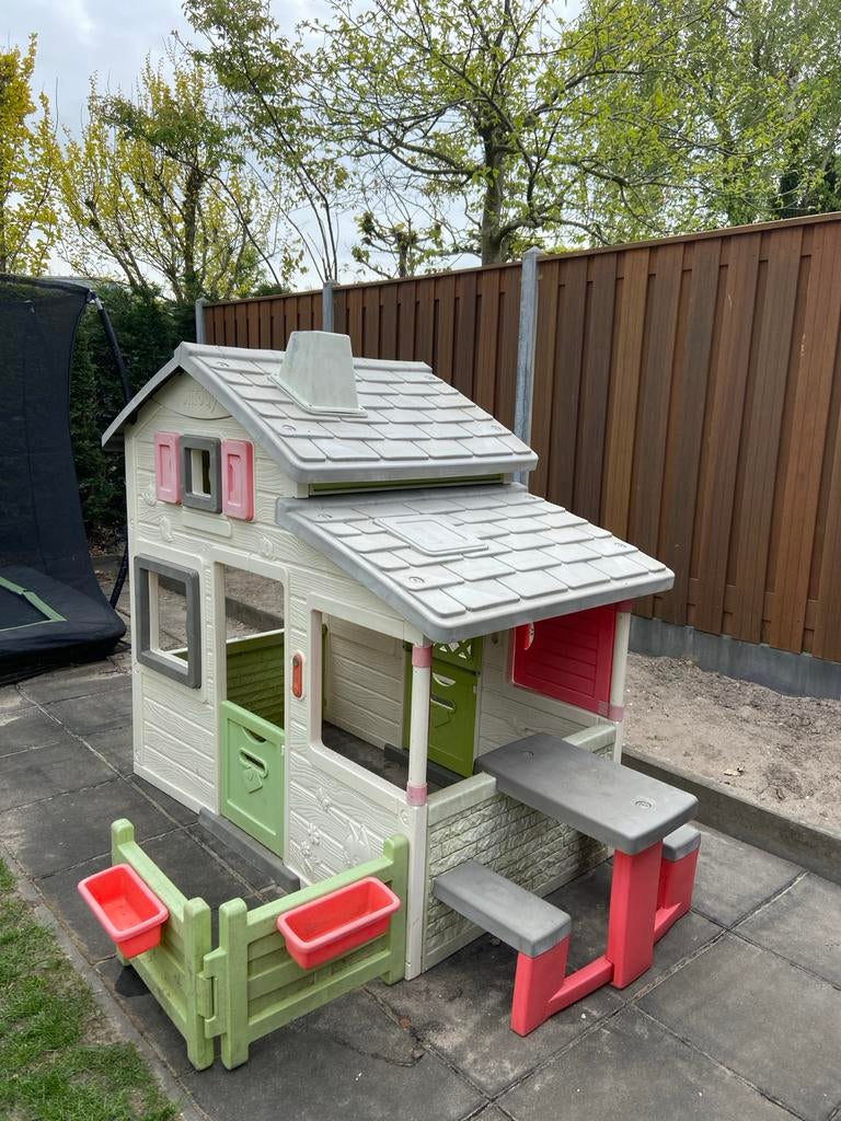 Smoby Speelhuisje met picknicktafel en hekje, Ophalen of Verzenden, Gebruikt, Kunststof