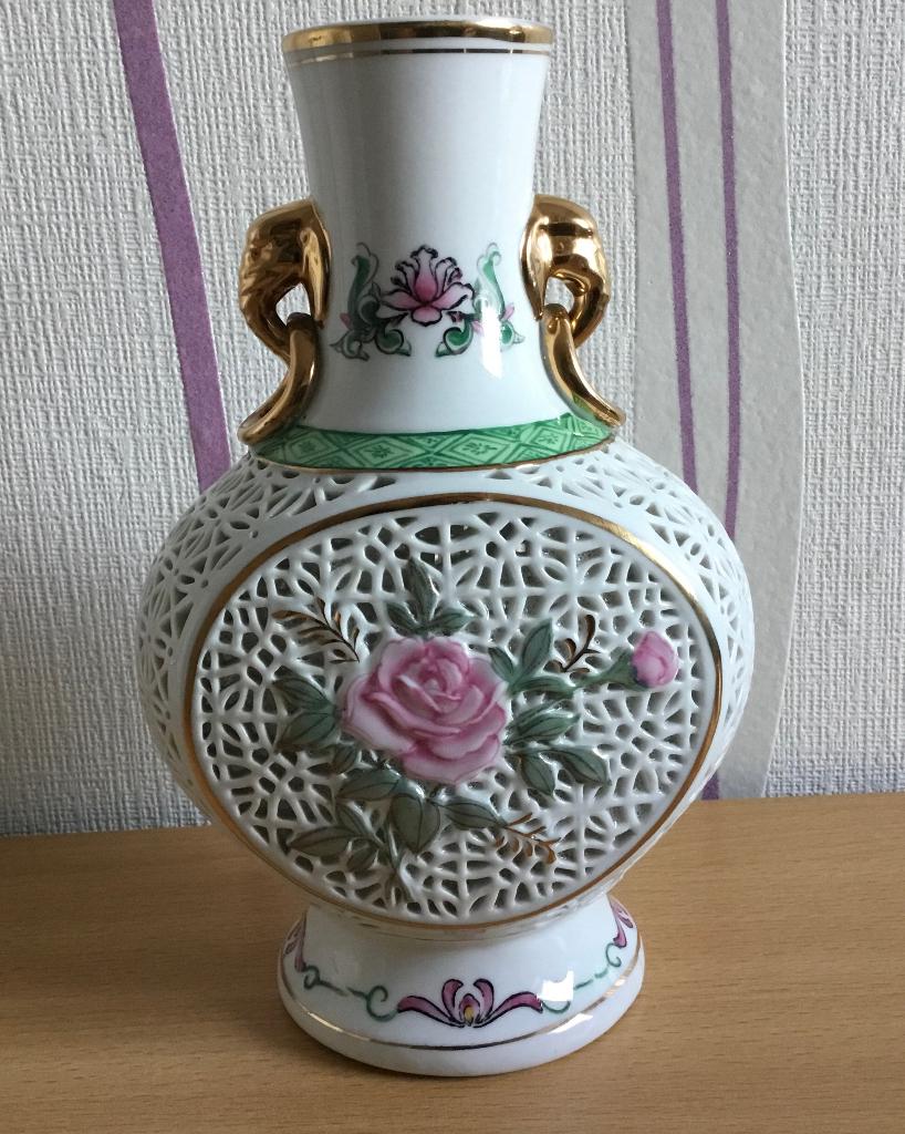 Chinese vaas met netvormig patroon en een bloemendecoratie, Ophalen of Verzenden