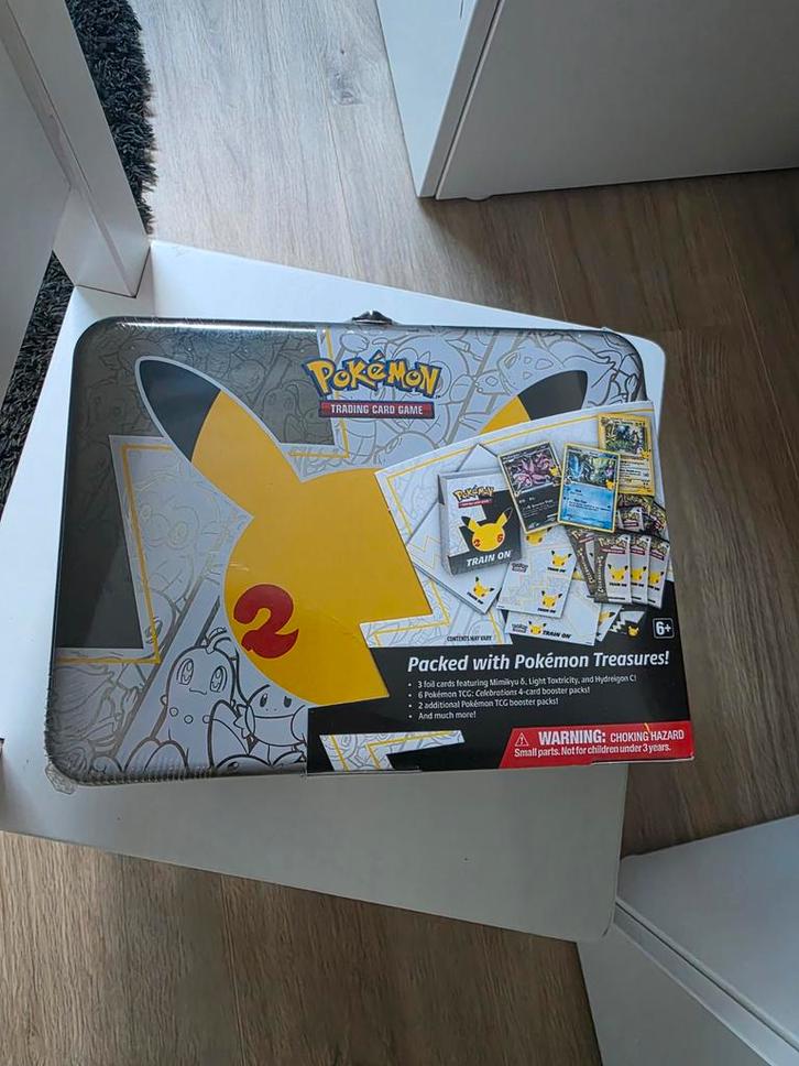 Pokémon Celebrations Chest / Collector Chest – €160, Hobby en Vrije tijd, Verzamelkaartspellen | Pokémon, Nieuw, Foil, Ophalen of Verzenden