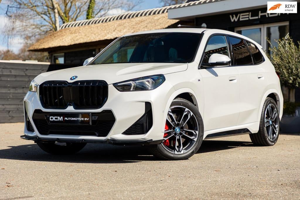 BMW iX1 eDrive 20 M Sport Live Cockpit I Mineralweiss Metall, Auto's, BMW, Gebruikt, Zwart, Startonderbreker, Wit