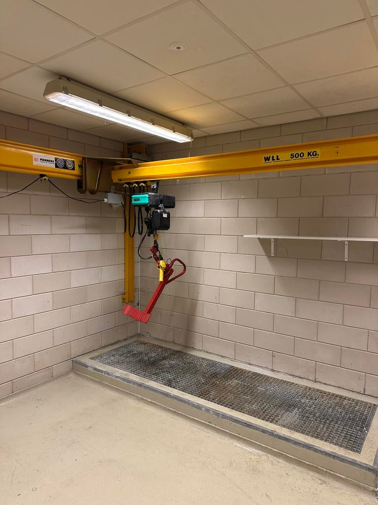 Mennes bovenloop kraan met verlinde vl5 takel en vatenklem, Ophalen, ..., Zo goed als nieuw, ...