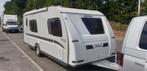 Adria Adiva 553PH. Kleur grijs en wit gladde beplating., Caravans en Kamperen, Caravans, Koelkast, Rondzit, Frans bed, 7 tot 8 meter