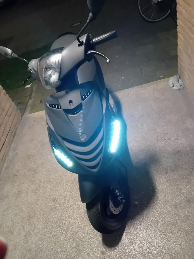 Piaggio Zip - Zwart, weinig kilometers, blauw kenteken