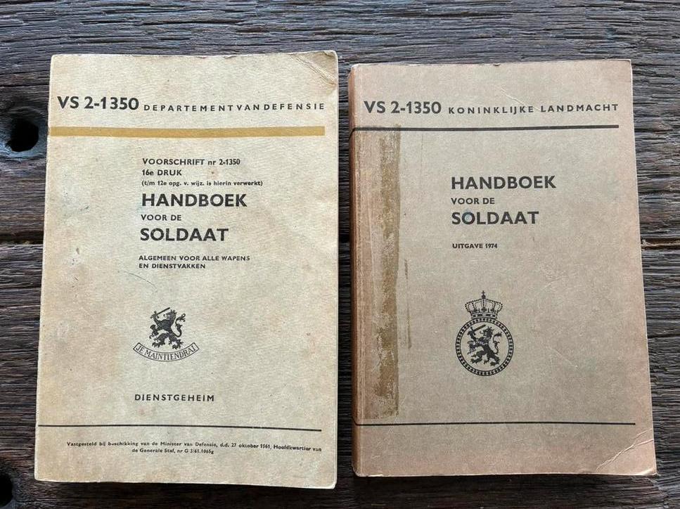2x Handboek voor de soldaat, Ophalen of Verzenden