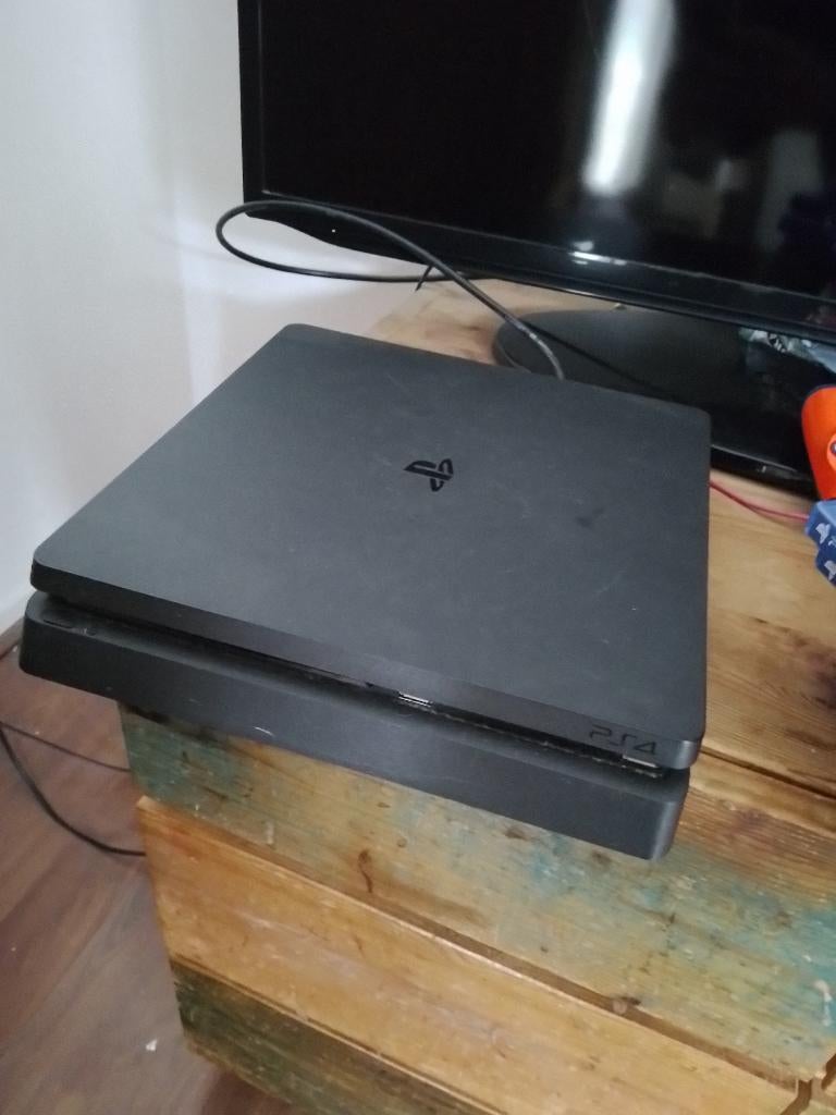 Playstation 4, Spelcomputers en Games, Ophalen of Verzenden, Zo goed als nieuw, Met 3 controllers of meer, Slim