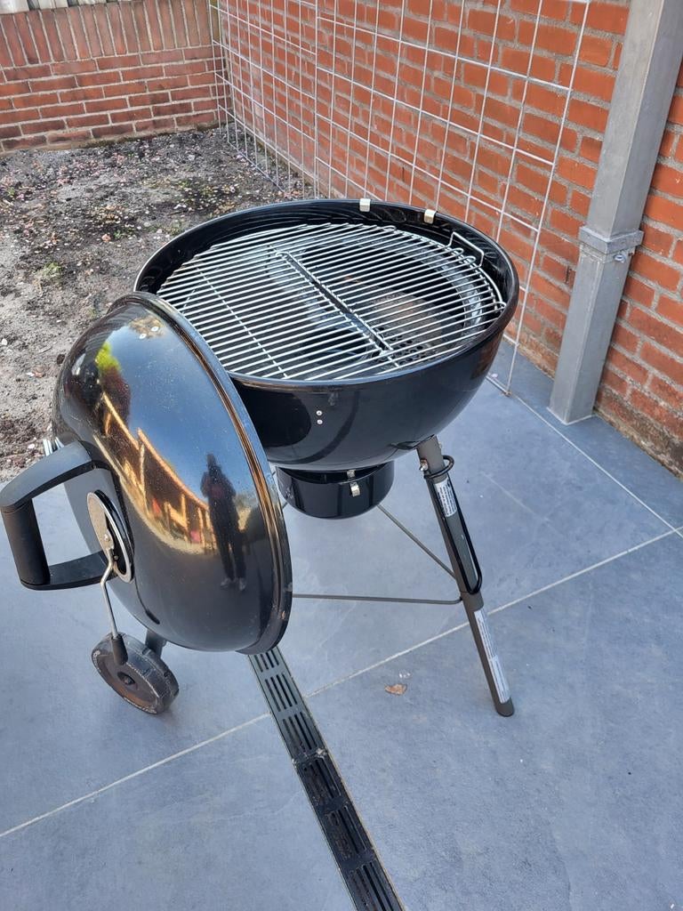 Zwarte houtskool barbecue met deksel en wielen, Tuin en Terras, Houtskoolbarbecues, Gebruikt, Ophalen