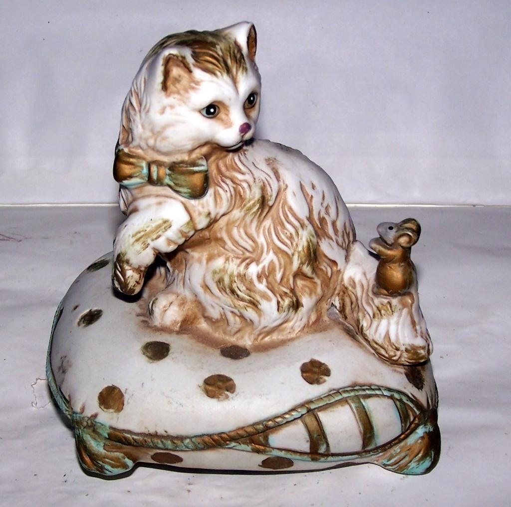 Stenen beeld/speeldoos Poes op kussen. Nieuwstaat., Antiek en Kunst, Ophalen of Verzenden