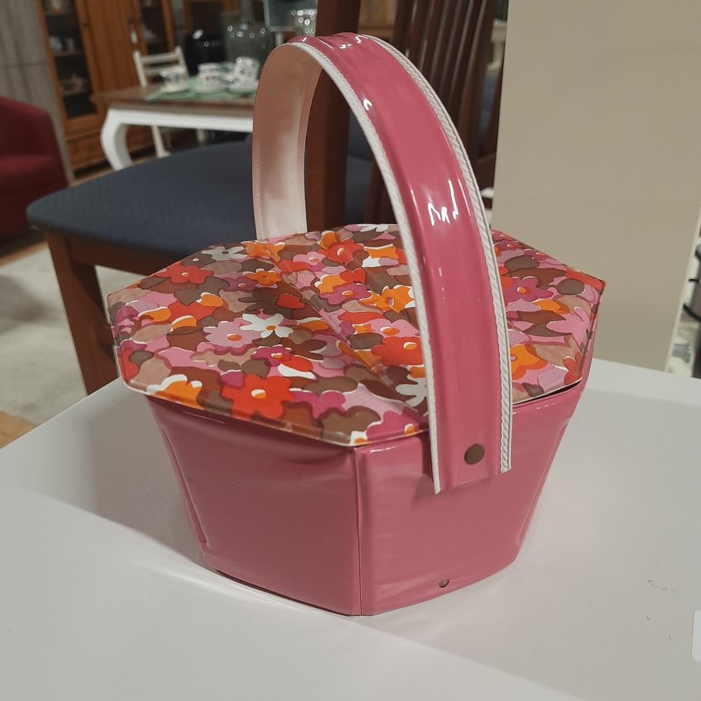 Vintage roze vinyl zeskant naaimandje bloemenprint op deksel, Ophalen of Verzenden