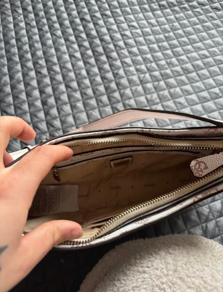 Guess bag, Sieraden, Tassen en Uiterlijk, Tassen | Damestassen, Ophalen of Verzenden, Zo goed als nieuw, Wit, Schoudertasje