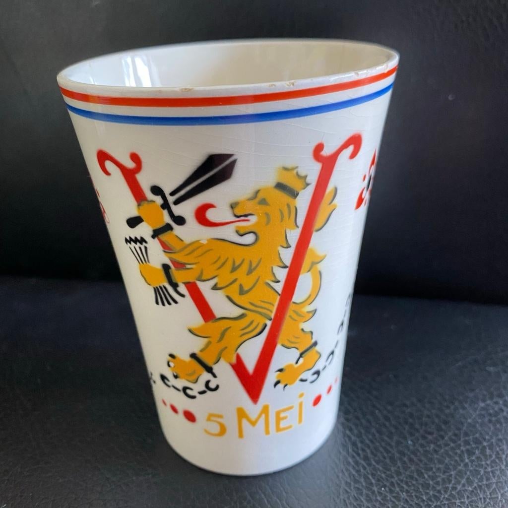 Jubileum beker 5 mei 1945-1955 Societe Ceramique Maestricht, Verzamelen, Overige Verzamelen, Gebruikt, Ophalen of Verzenden