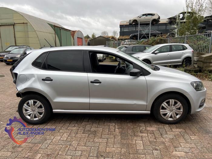 Velg + Band van een Volkswagen Polo, Auto-onderdelen, Banden en Velgen, Personenwagen, Gebruikt, 6 maanden garantie, 12 maanden garantie