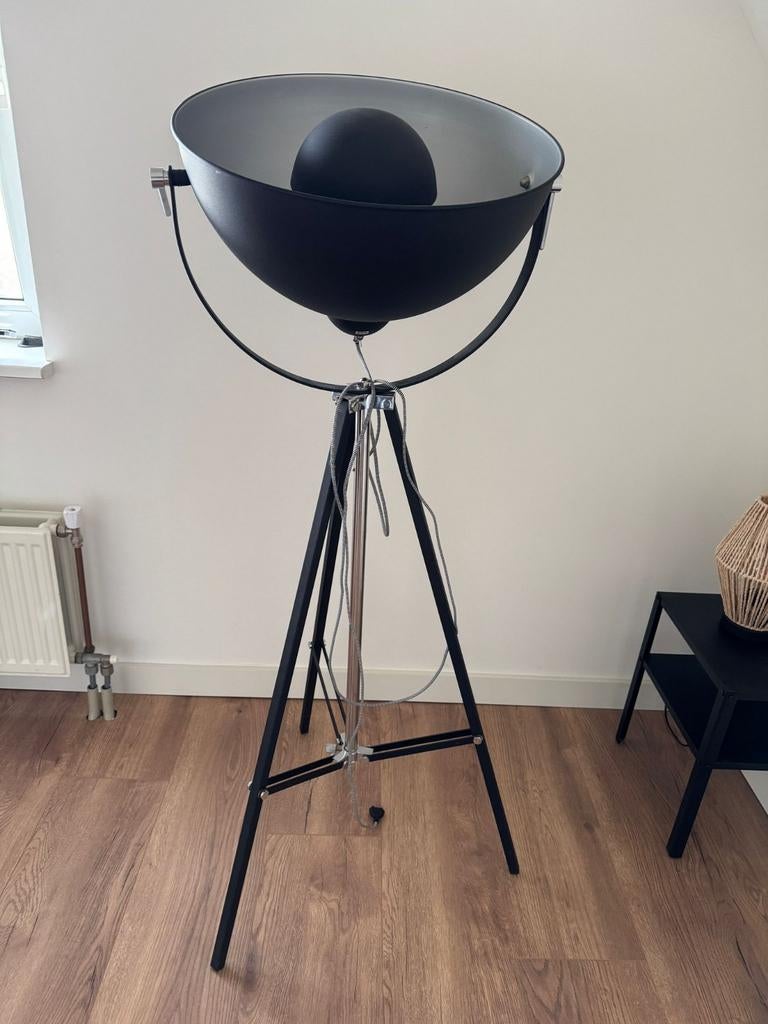 Zwarte vloerlamp met driepoot onderstel, Ophalen, Zo goed als nieuw, Metaal, 150 tot 200 cm