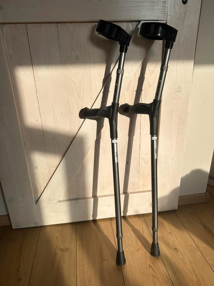 Krukken zwart, Diversen, Loopkrukken, Zo goed als nieuw, In hoogte verstelbaar, Ophalen