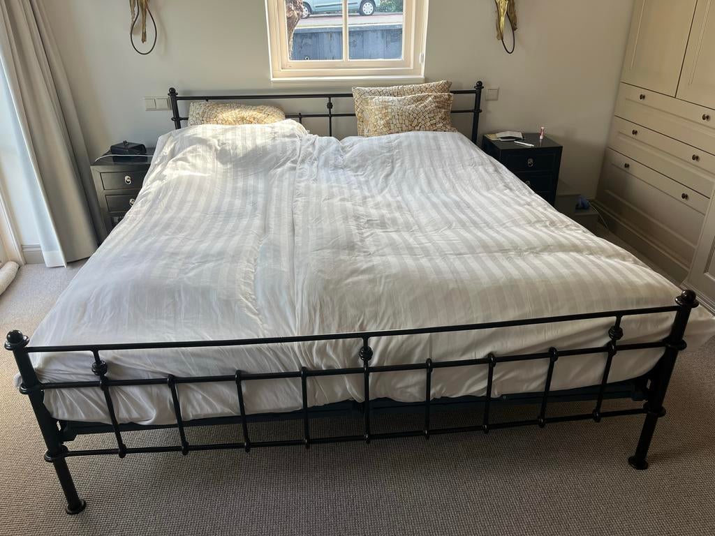 Tweepersoonsbed 210x180 zwart metaal, Auping spiraalbodems, Ophalen, Verstelbaar, Nieuwestijl smeedijzer, hand verstelbaar, drukveer, geen matras