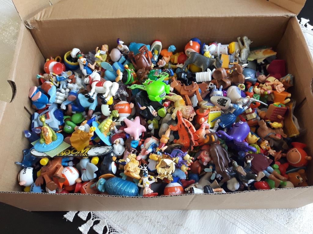 Schoenendoos Vol Met Poppetjes En Figuurtjes., Ophalen, Gebruikt