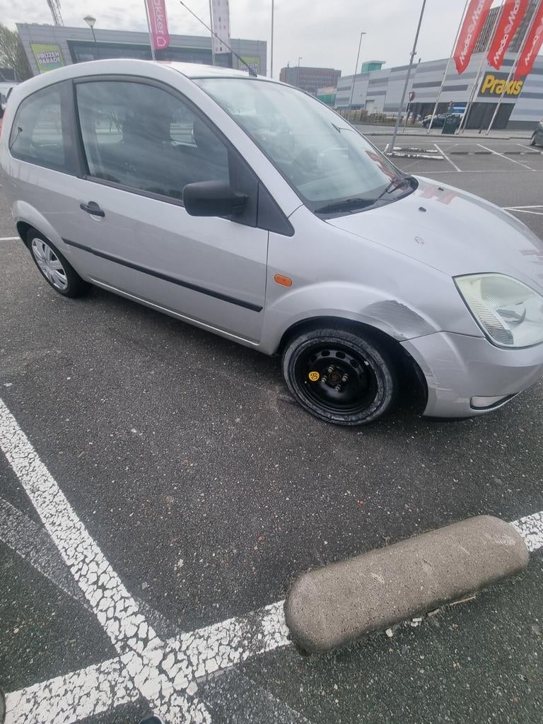 Ford Fiësta 1.4 16V 3DR 2004 Grijs, Auto's, Voorwielaandrijving, 15 km/l, 40 €/maand, 4 cilinders