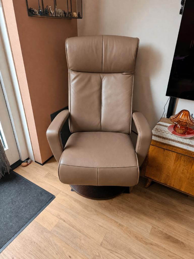Jonge ongebruikte draaifauteuil Prominent met sta op hulp, Huis en Inrichting, Fauteuils, Ophalen of Verzenden, Zo goed als nieuw