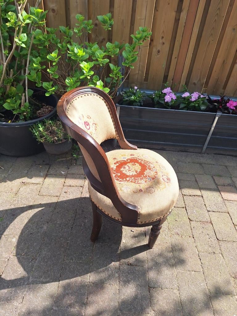 Mooi antiek stoeltje met geborduurd patroon, Antiek en Kunst, Ophalen of Verzenden