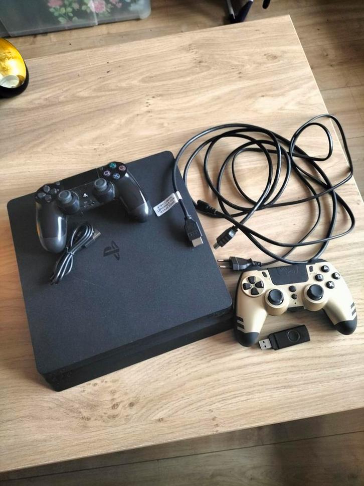 PS4 Slim 500GB met HDMI kabel en 2 controllers, Spelcomputers en Games, Spelcomputers | Sony PlayStation 4, Gebruikt, Slim, 500 GB