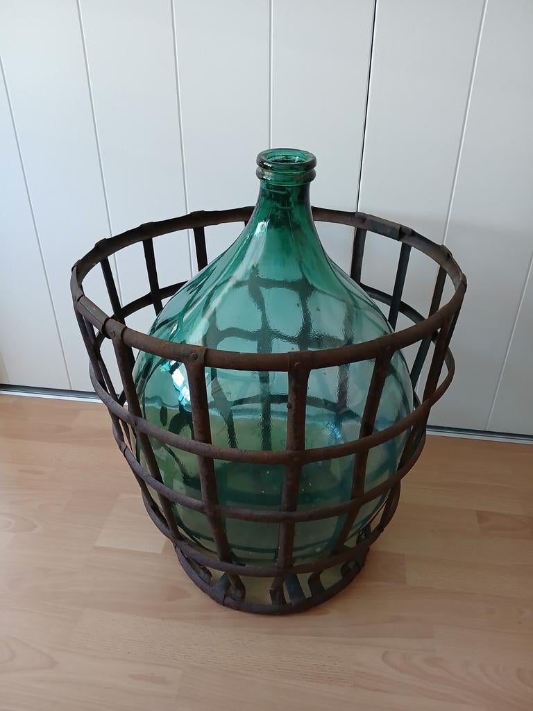 Grote wijnfles dame jeanne met metalen mand, Antiek en Kunst, Ophalen