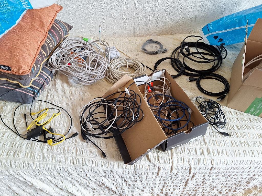 Pc kabels etc gratis, Ophalen, Gebruikt