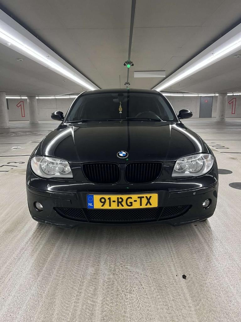 BMW 1-Serie 2.0 120I AUT 2005 Zwart, Auto's, 1995 cc, Zwart, 4 cilinders, Zwart