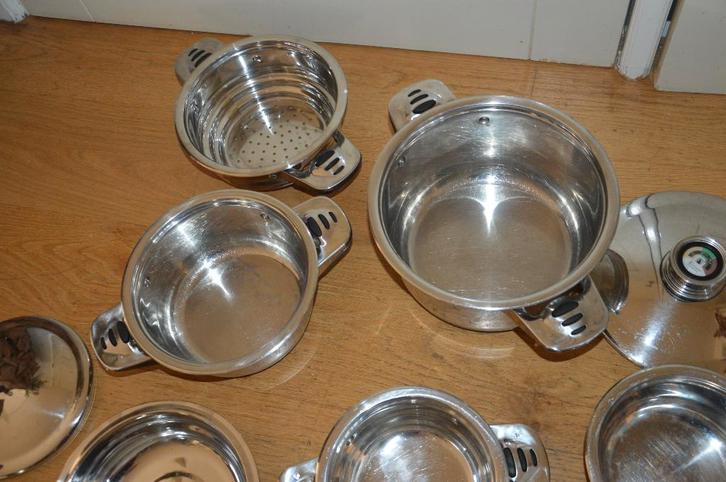 Groten pannenset met vergiet voor inductie koken, Huis en Inrichting, Keuken | Potten en Pannen, Gebruikt, Pannenset, Rvs, Inductieplaat