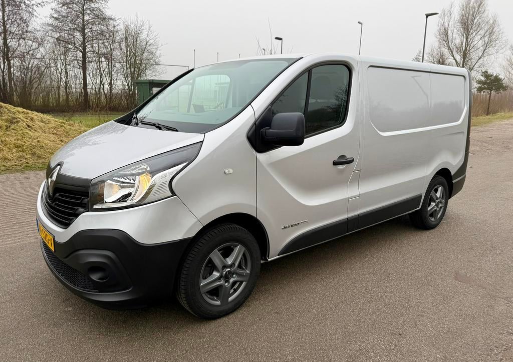 Zéér nette Renault Trafic 1.6 DCI L1H1 2015 (marge), Auto's, Bestelauto's, Voorwielaandrijving, Euro 5, Stof, Zwart