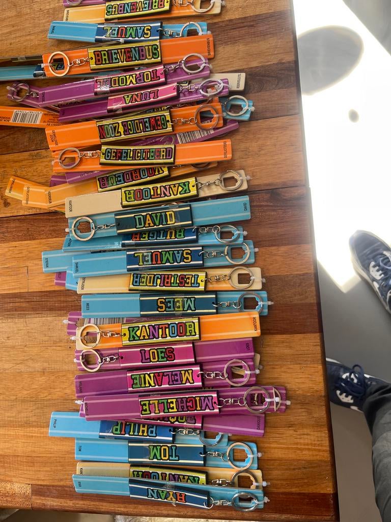 200 sleutelhangers met namen en teksten - Nieuw!, Verzamelen, Sleutelhangers, Ophalen of Verzenden, Nieuw, Overige typen