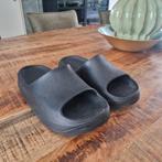 TE KOOP MOOIE BADSLIPPERS PULL&BEAR MAAT 44/45, Kleding | Heren, Badmode en Zwemkleding, Ophalen of Verzenden, Overige maten