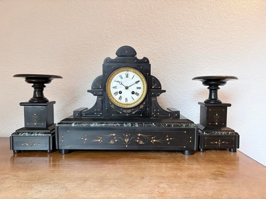 Franse schouwklok ("Pendule Garniture") + kandelaars marmer, Antiek en Kunst, Antiek | Klokken, Ophalen