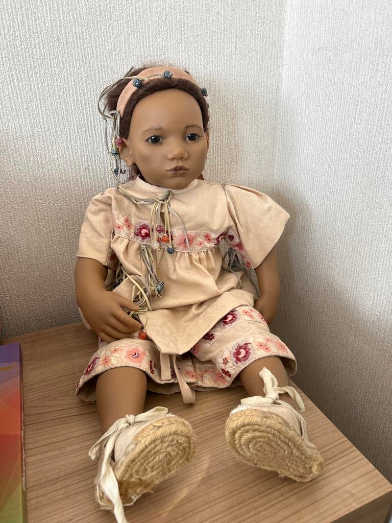 Prachtige babypop met gedetailleerde kleding, Verzamelen, Poppen, Ophalen of Verzenden, Zo goed als nieuw, Babypop