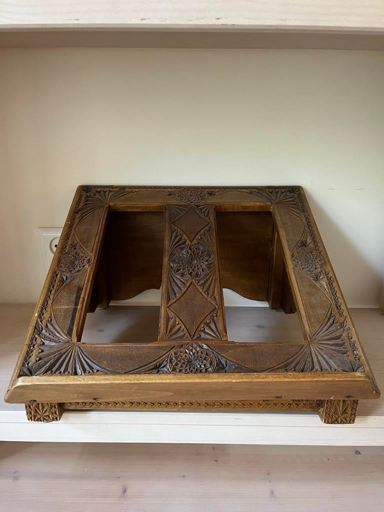 Antieke Boekstandaard met Fraai Houtsnijwerk - 39x38 cm, Ophalen of Verzenden