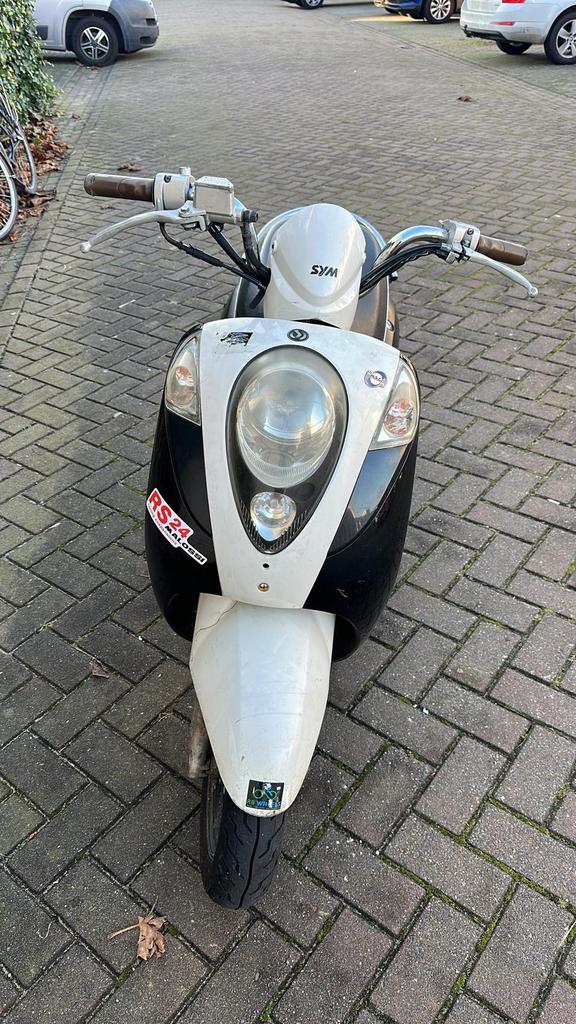 SYM scooter, zwart met wit, Fietsen en Brommers, Scooters | SYM, Ophalen, Gebruikt, Overige modellen