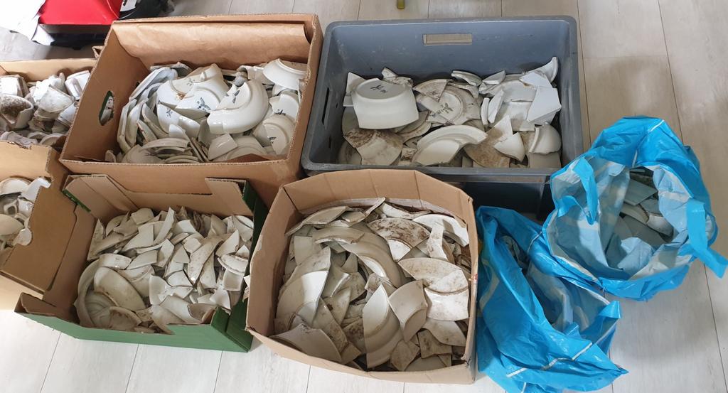 Grote partij scherven luftwaffe porselein,, Ophalen, Luchtmacht, Duitsland, Hulzen of Bodemvondsten