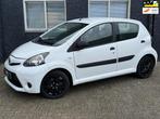 Toyota Aygo 1.0 VVT-i Now NAP|Airco|Electrische ramen|Black, Auto's, Toyota, Euro 5, Gebruikt, 4 stoelen, Origineel Nederlands
