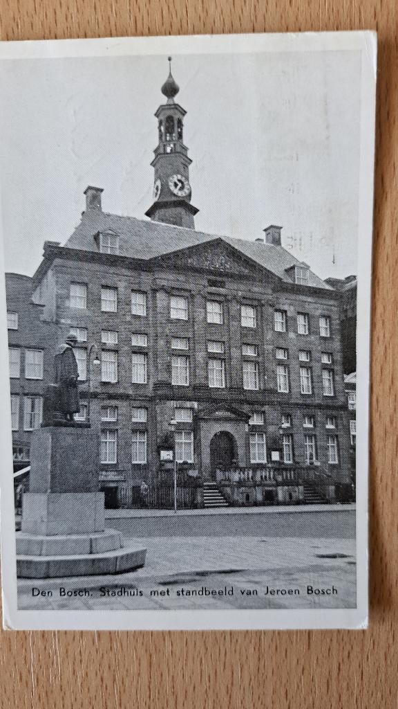 Ansichtkaart Den Bosch Stadhuis met standbeeld Jeroen Bosch, Verzenden, 1940 tot 1960, Gelopen, Noord-Brabant