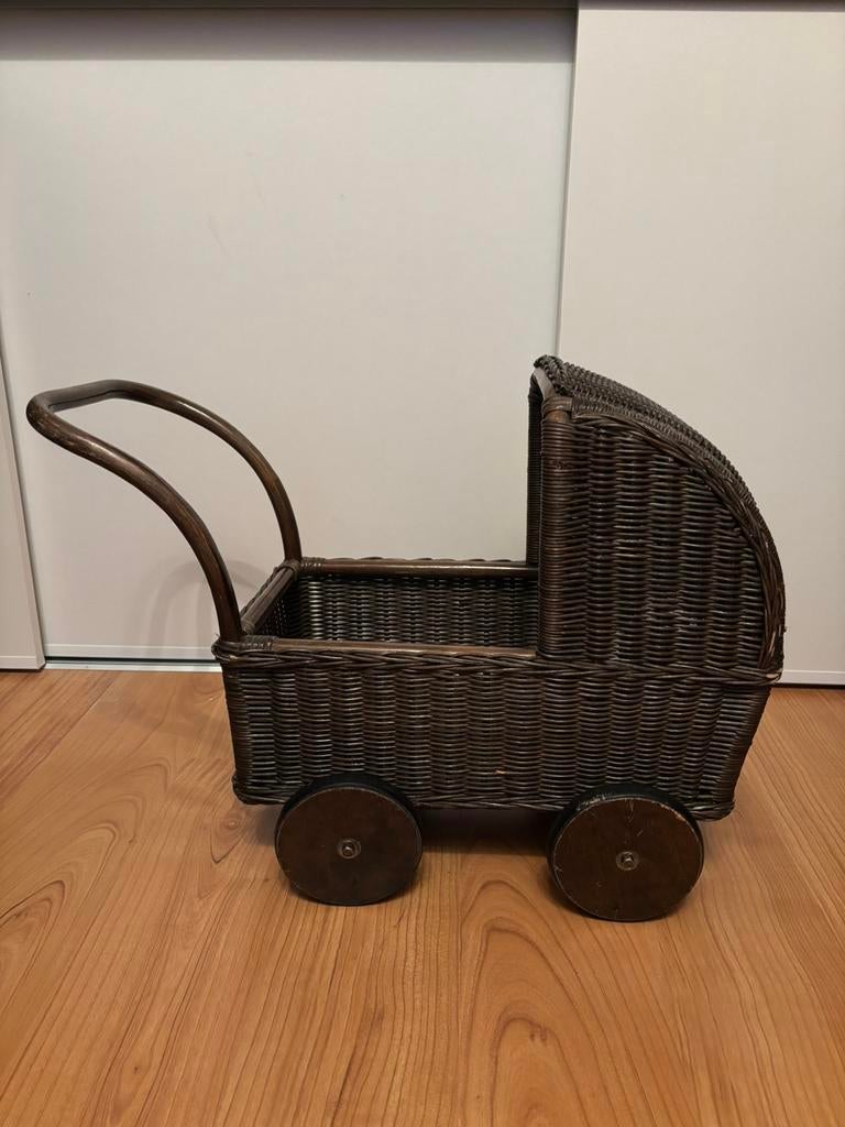 Poppenwagen kinderwagen pop vintage rotan riet, Kinderen en Baby's, Speelgoed | Poppen, Ophalen of Verzenden, Zo goed als nieuw