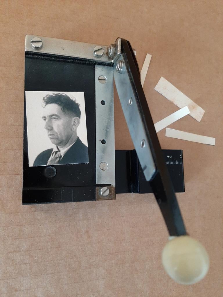 Persoonsbewijs snijapparaat pasfoto's, Verzamelen, Militaria | Tweede Wereldoorlog, Ophalen of Verzenden, Landmacht, Nederland