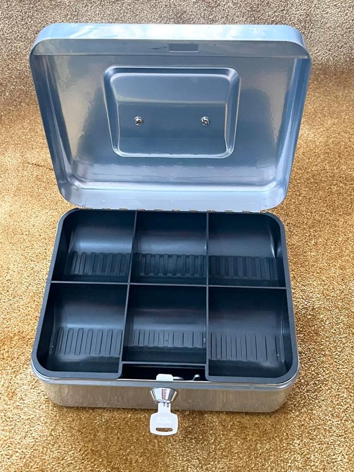 Metalen Geldkistje met Sleutel - Grijs, Huis en Inrichting, Woonaccessoires | Kisten, Zo goed als nieuw, Minder dan 50 cm, Metaal