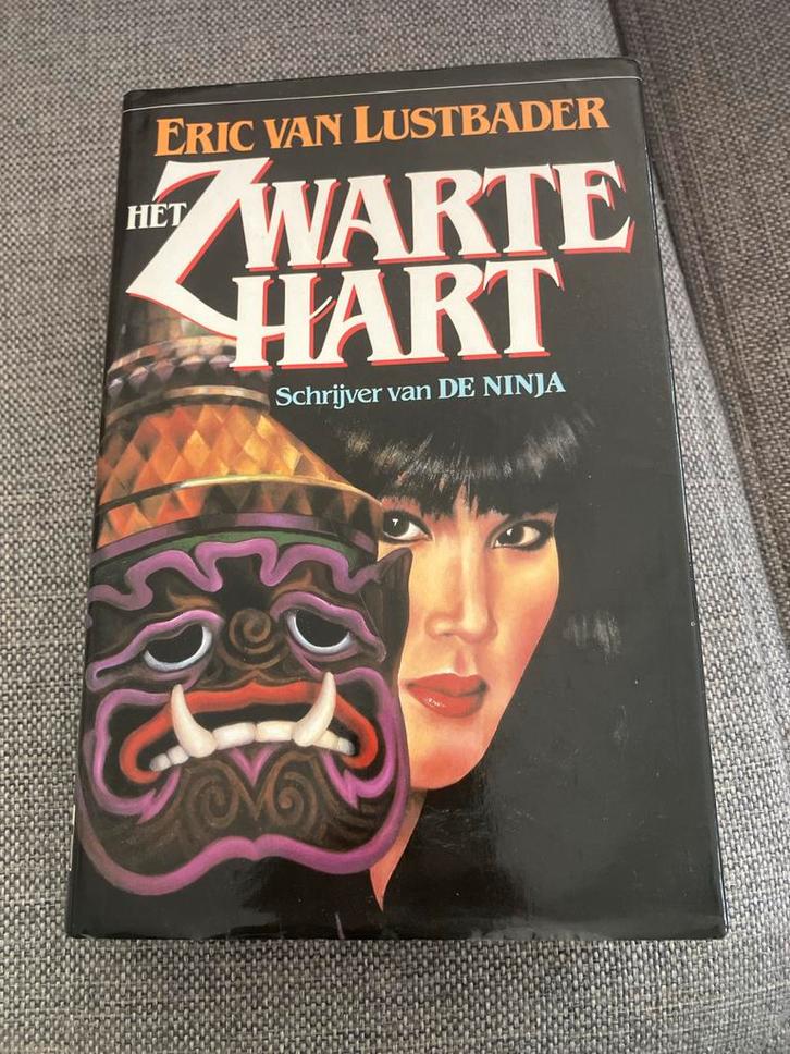 Het Zwarte Hart - Eric Van Lustbader (Boek), Boeken, Romans, Gelezen, Europa overig, Ophalen of Verzenden