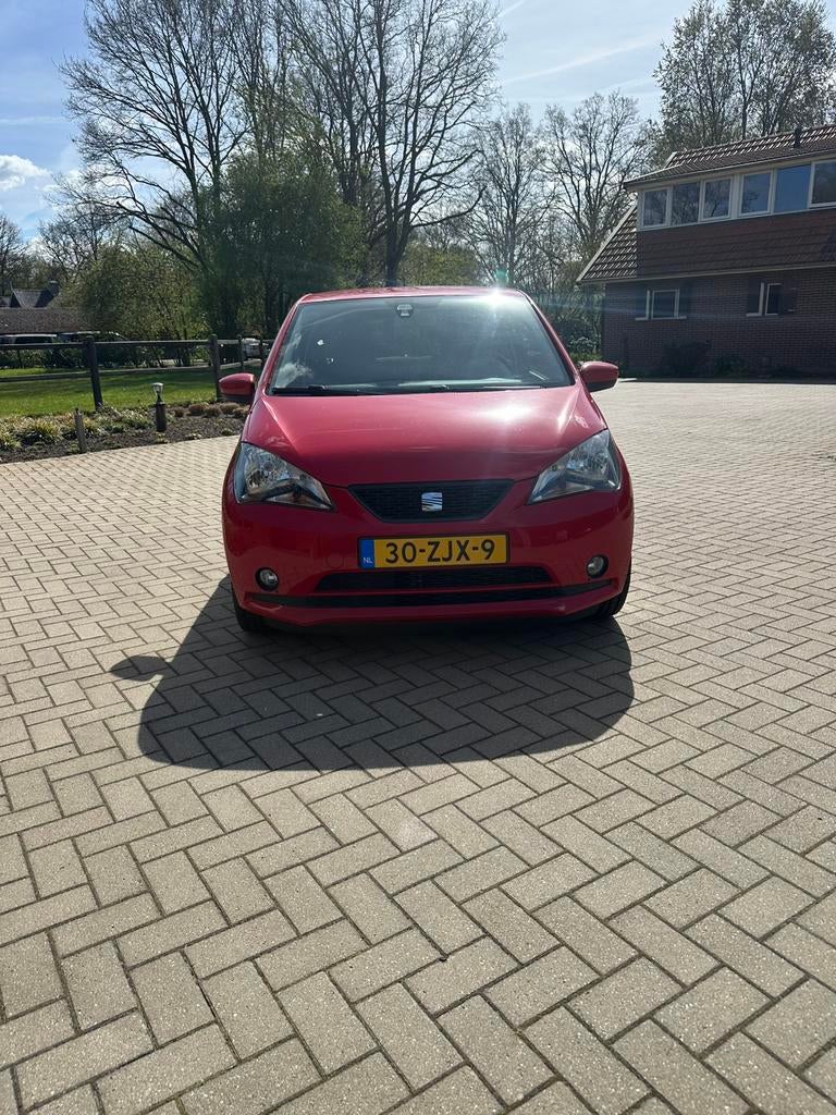 Seat Mii 1.0 55 kw 2013 Rood, Auto's, Seat, Voorwielaandrijving, Stof, 74 pk, Zwart